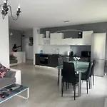 Seaside Bond 007 Apartment